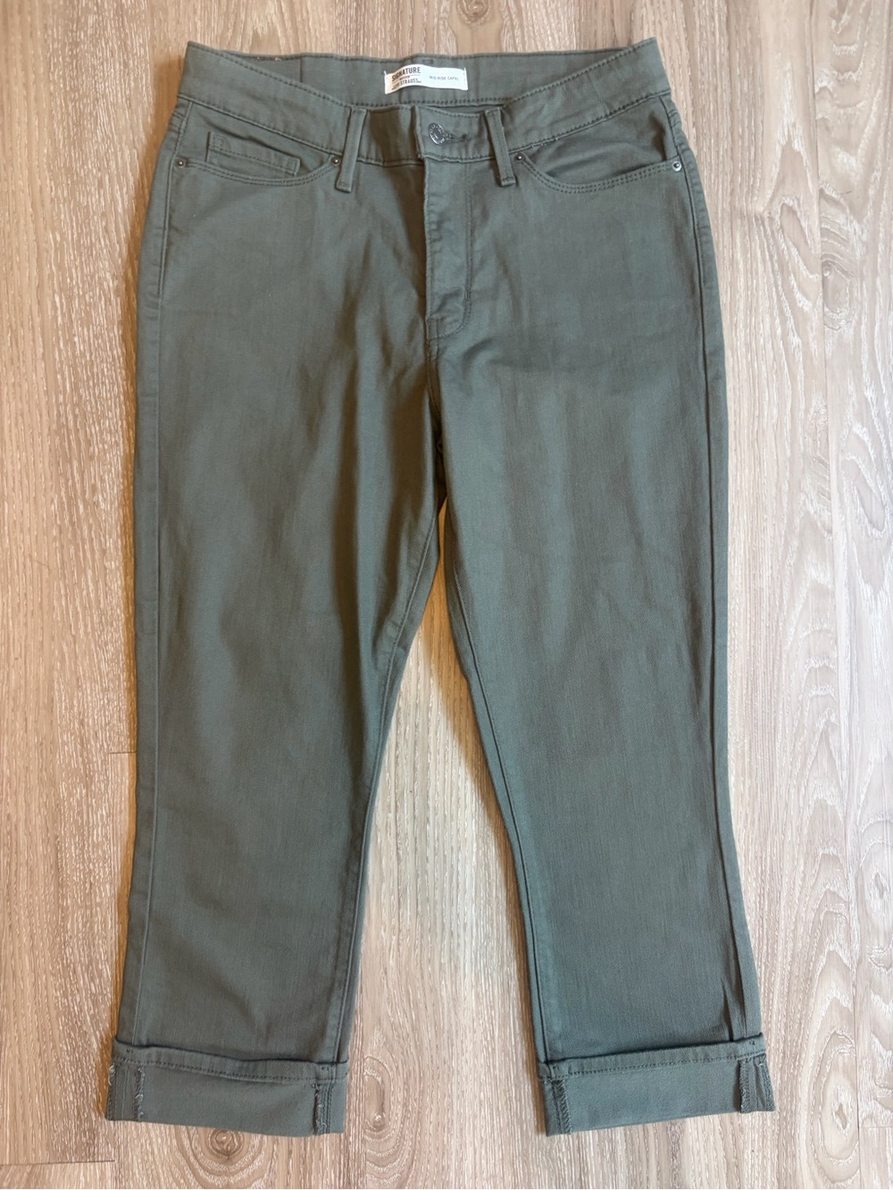Levi’s signature women’s Olive Green mid rise capri size 6 w28